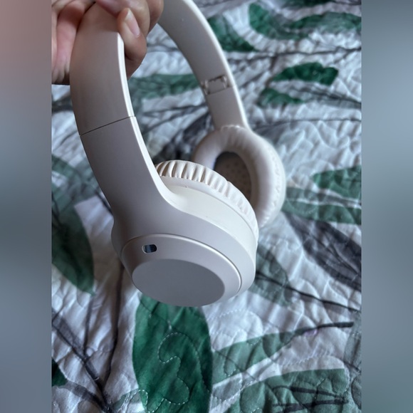 Wireless Headphones - Picture 2 of 4